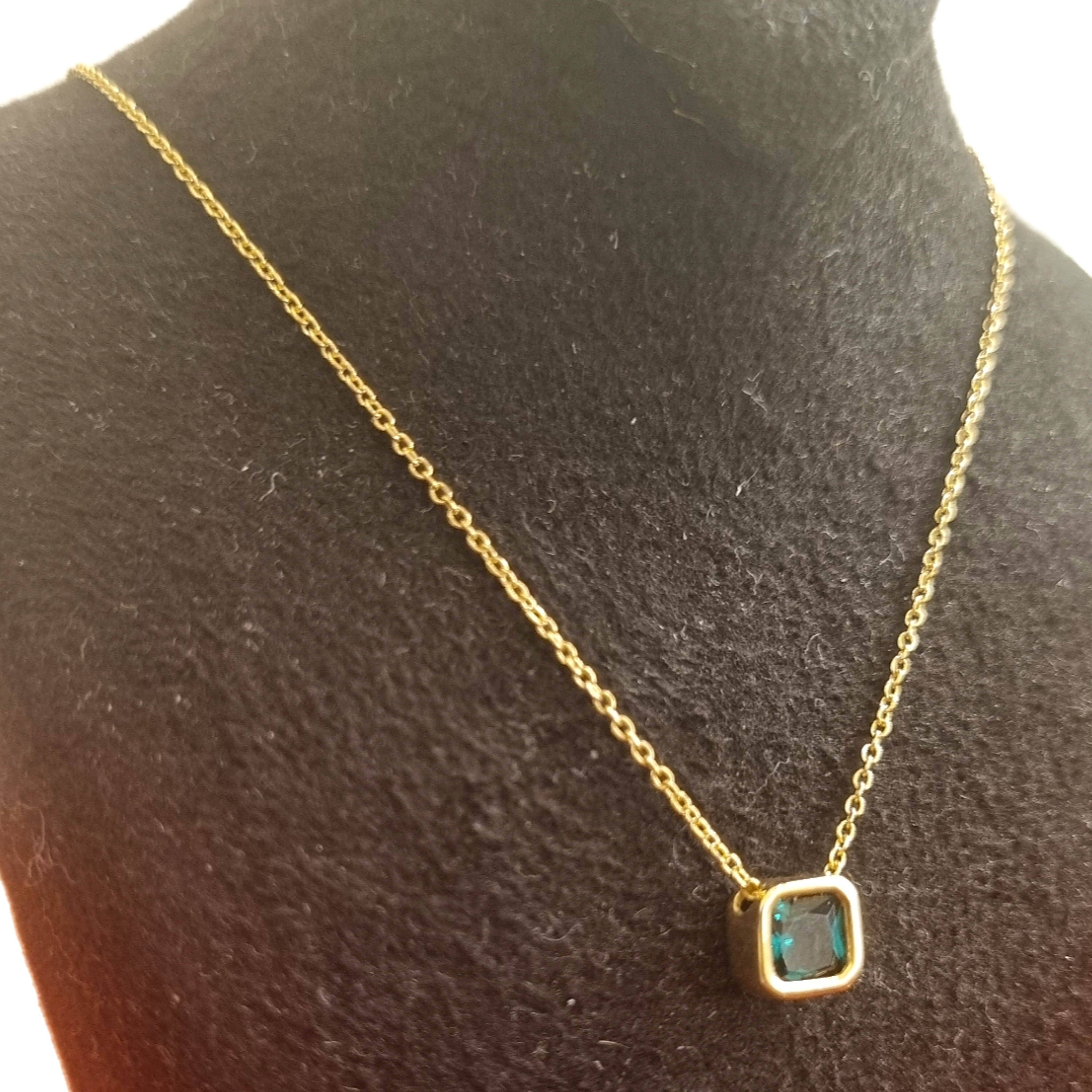 تصویر گردنبند نگین سبز 