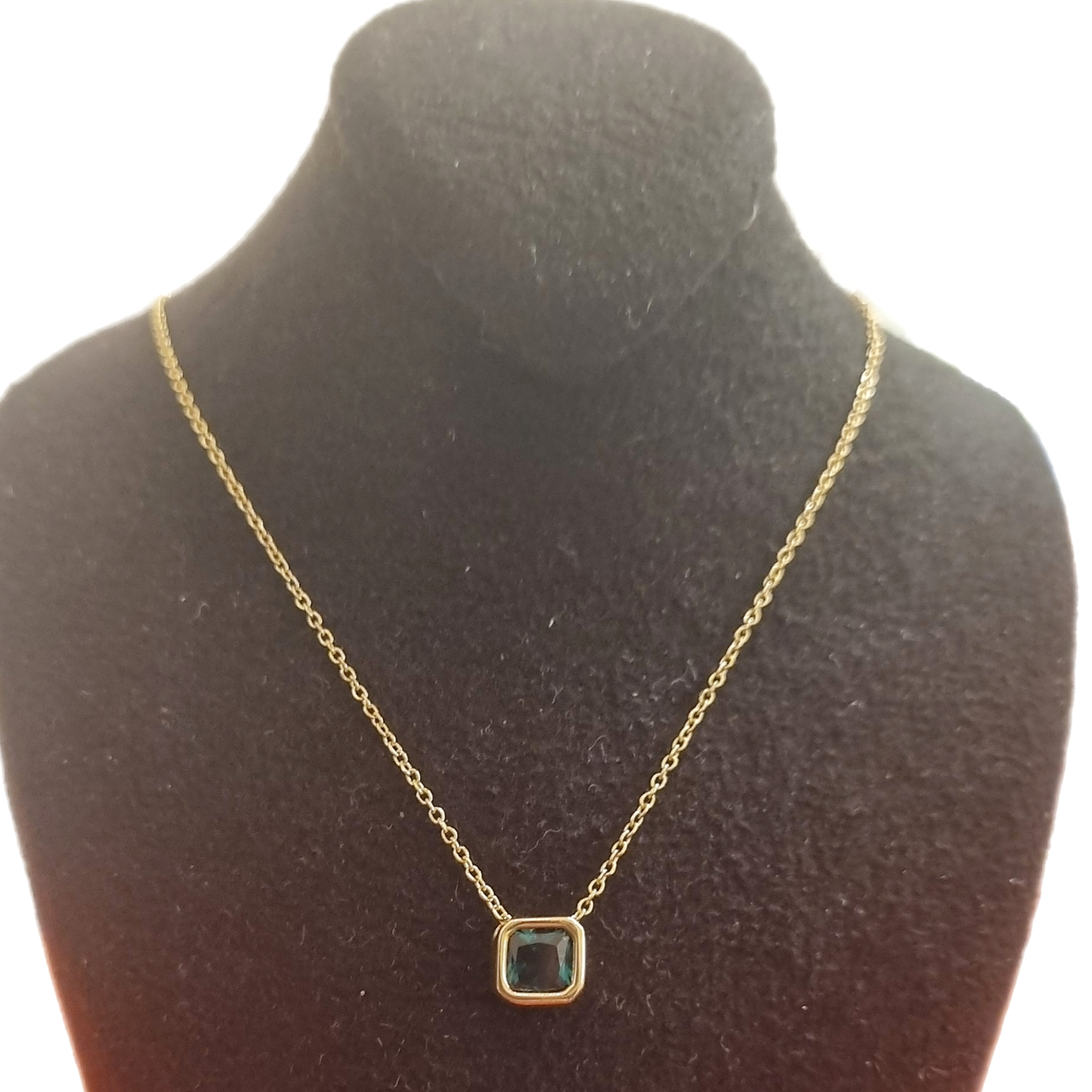 تصویر گردنبند نگین سبز 